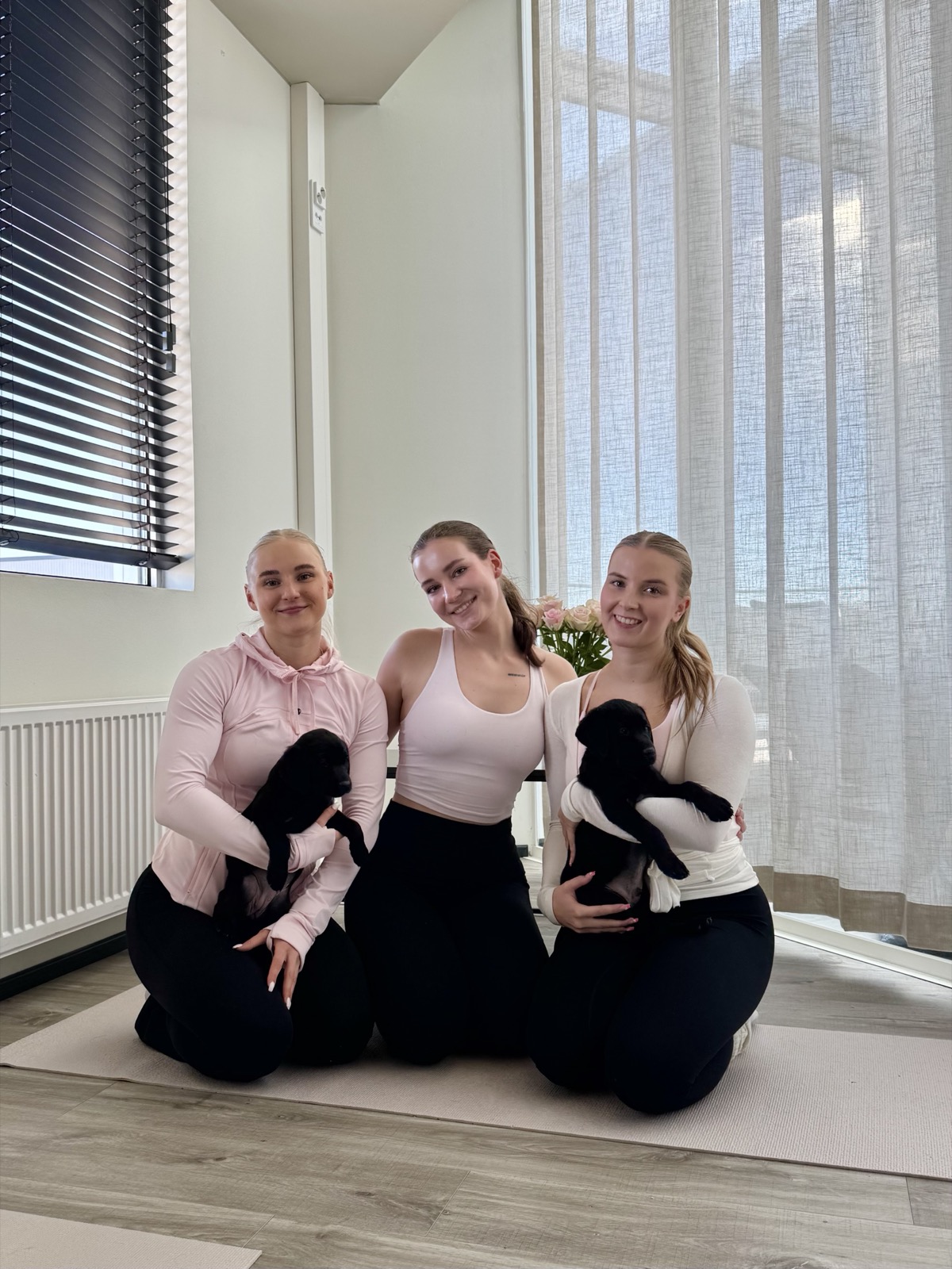 Lavlyn yrittäjätiimi: Ada, Polina ja Katariina pentujen kanssa